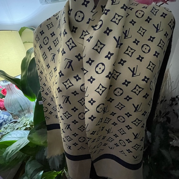 Louis Vuitton Monogram Silk Neck Muffler. - Picture 1 of 14